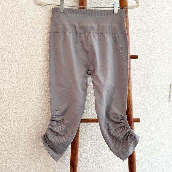 Lululemon Awakening Crop Taryn Toomey Collection Seamless Legging Sz 10 Ice Grey - Picture 7 of 12